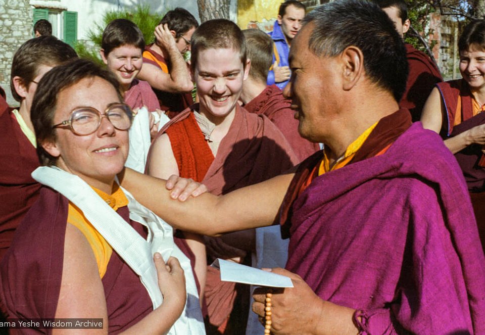Ven. Robina Courtin com Lama Yeshe, 1983. Foto doada por Merry Colony. Direitos reservados à Lama Yeshe Wisdom Archive