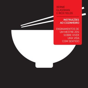 Capa do livro com fundo preto, uma tigela branca e dois hashis brancos. Em vermelho, à direita, está escrito o título do livro: "Instruções ao cozinheiro: ensinamentos de um mestre zen sobre viver uma vida com sentido", de Bernie Glassman e Rick Fields. 